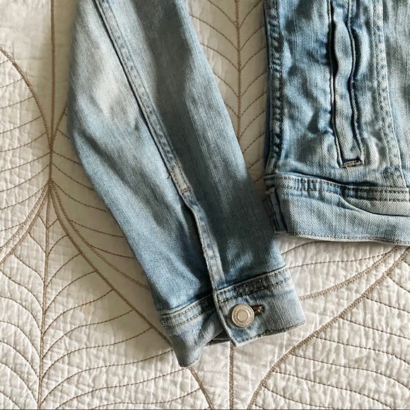 2/$30🍑 DYNAMITE Light Wash Jean Jacket - Picture 5 of 6